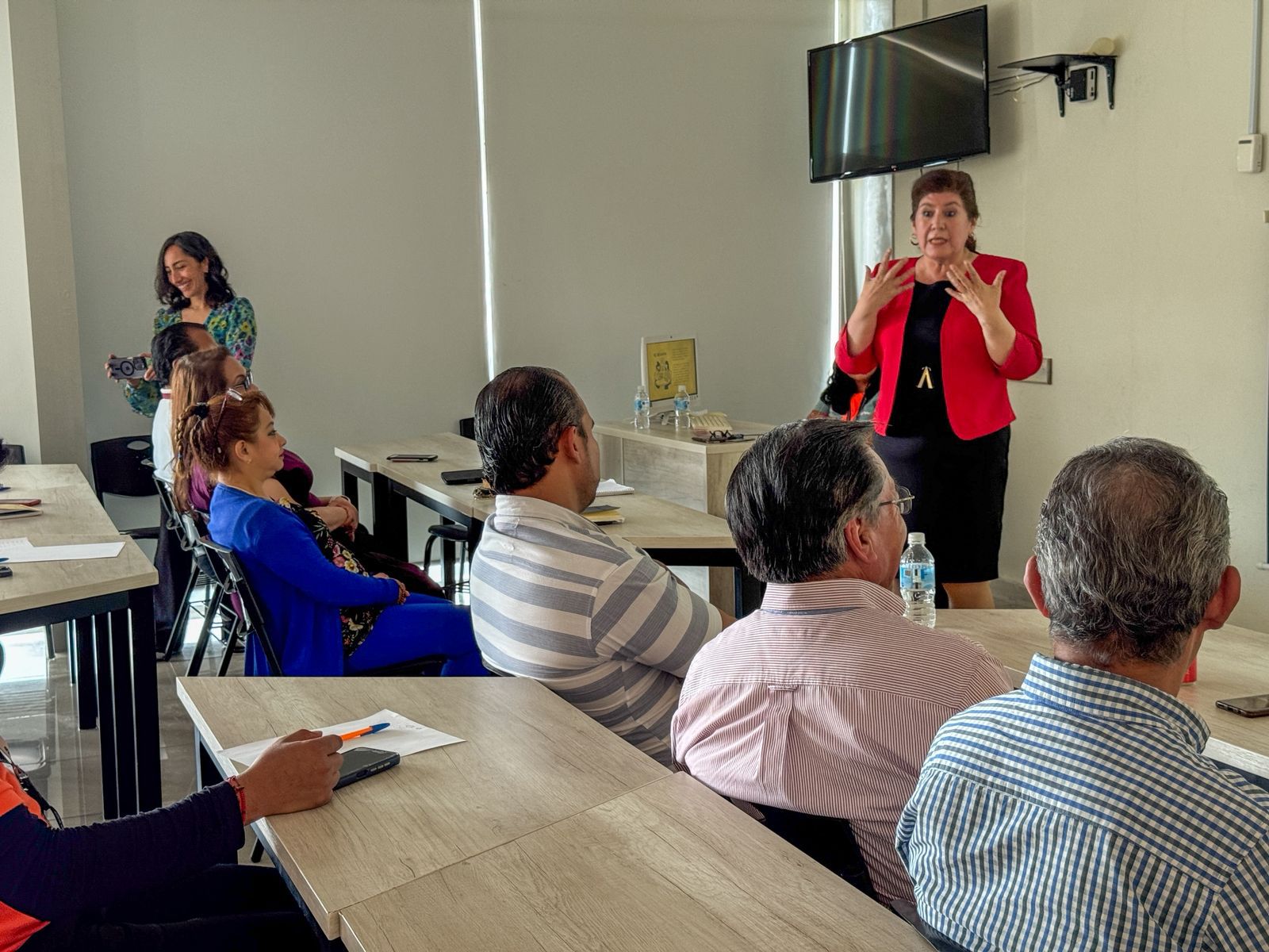 Fortalece IPMP confianza docente con taller de expresión oral 